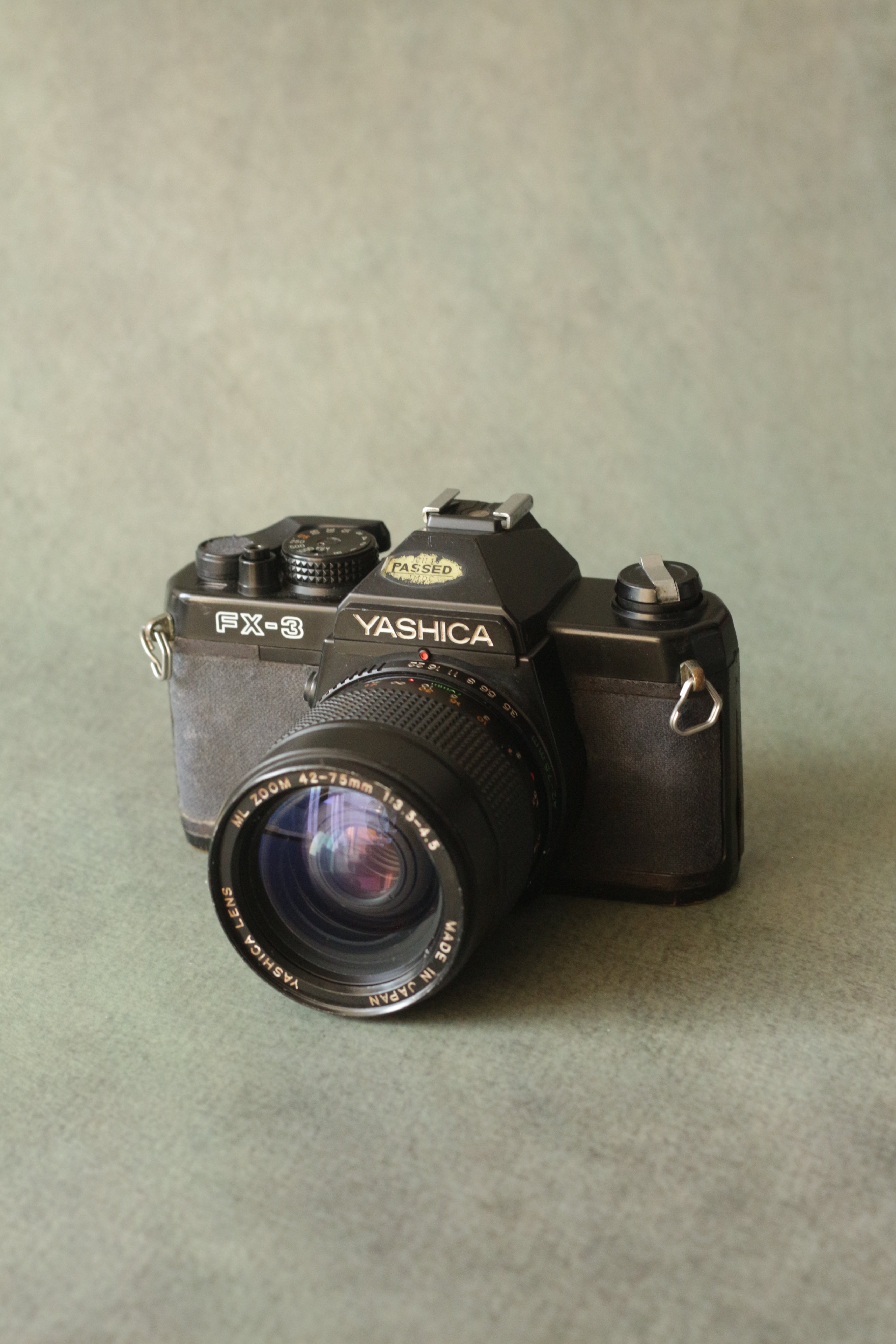 Yashica FX3 + Yashica ML zoom 42-75mm