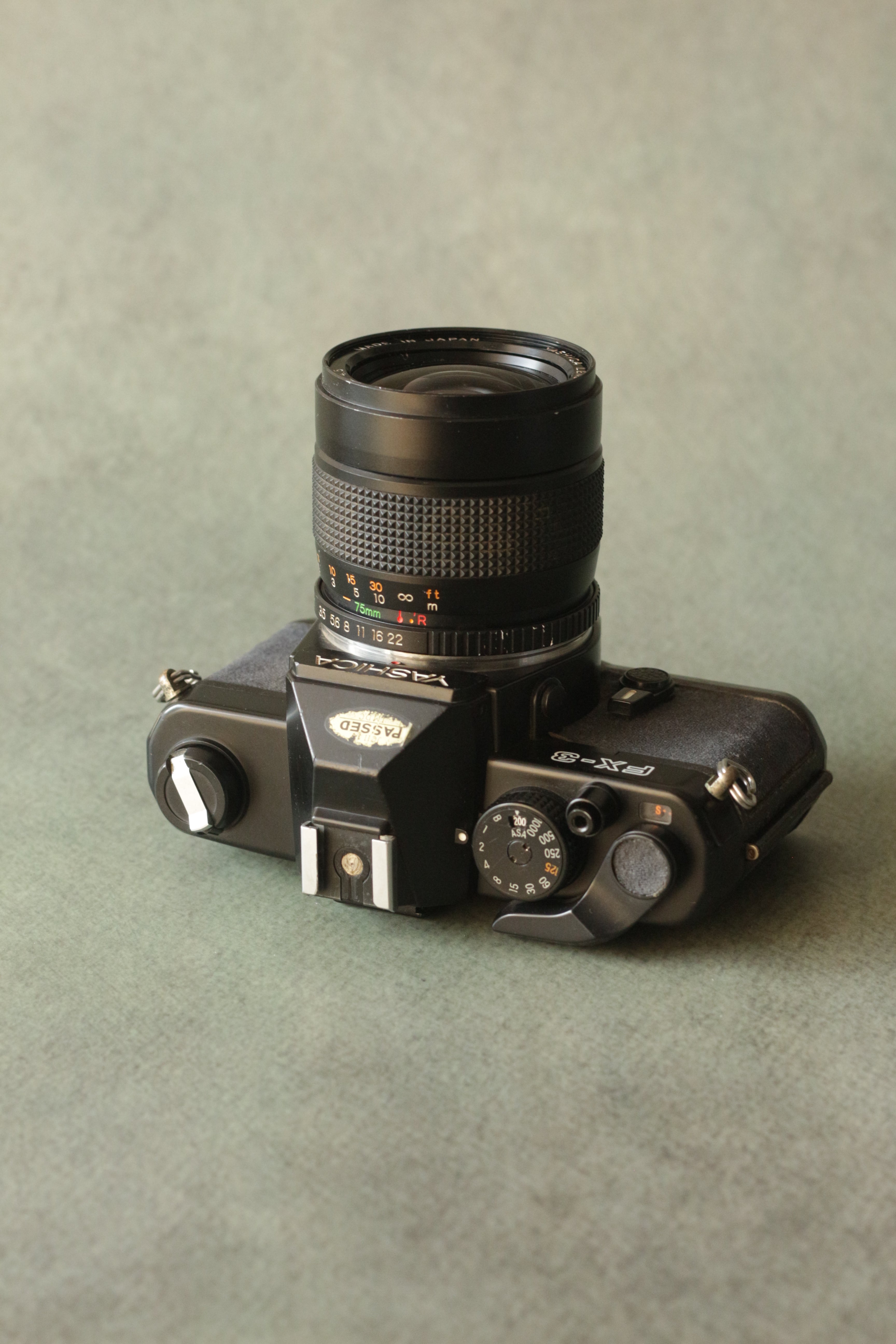 Yashica FX3 + Yashica ML zoom 42-75mm