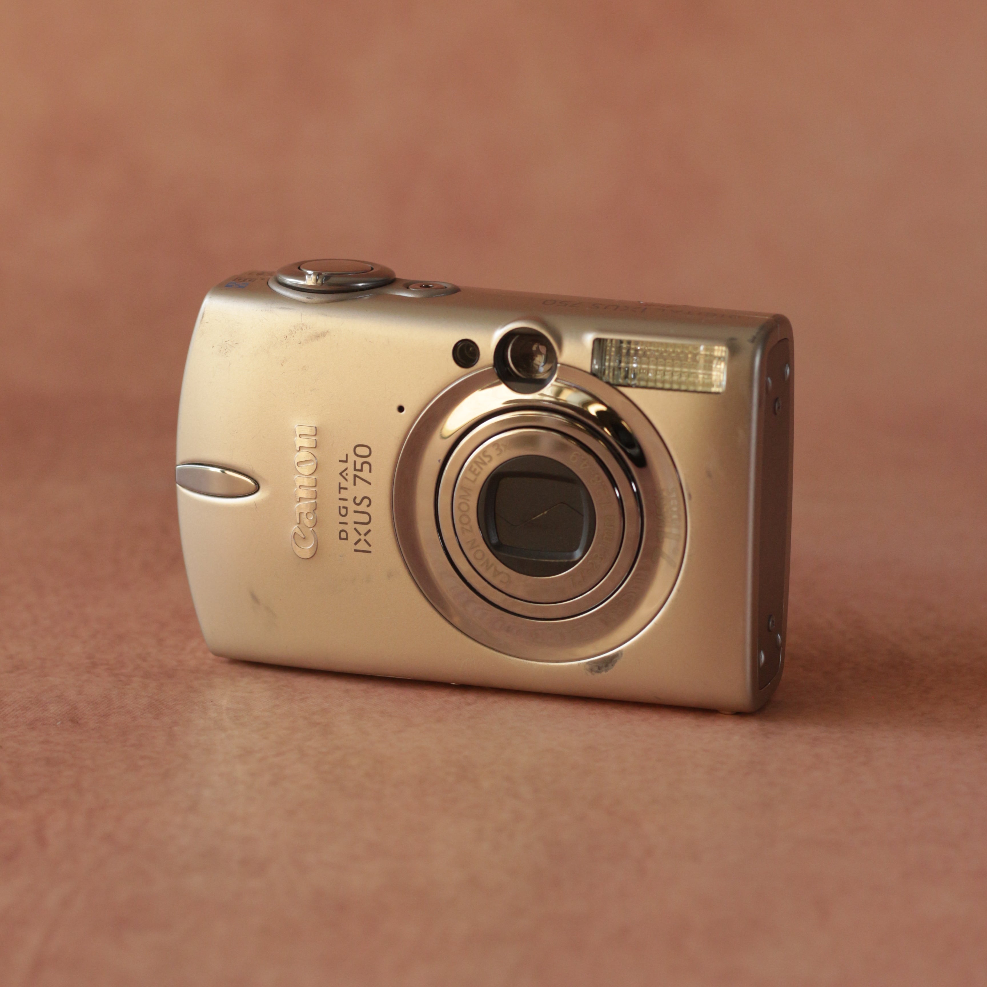 Canon IXUS 750