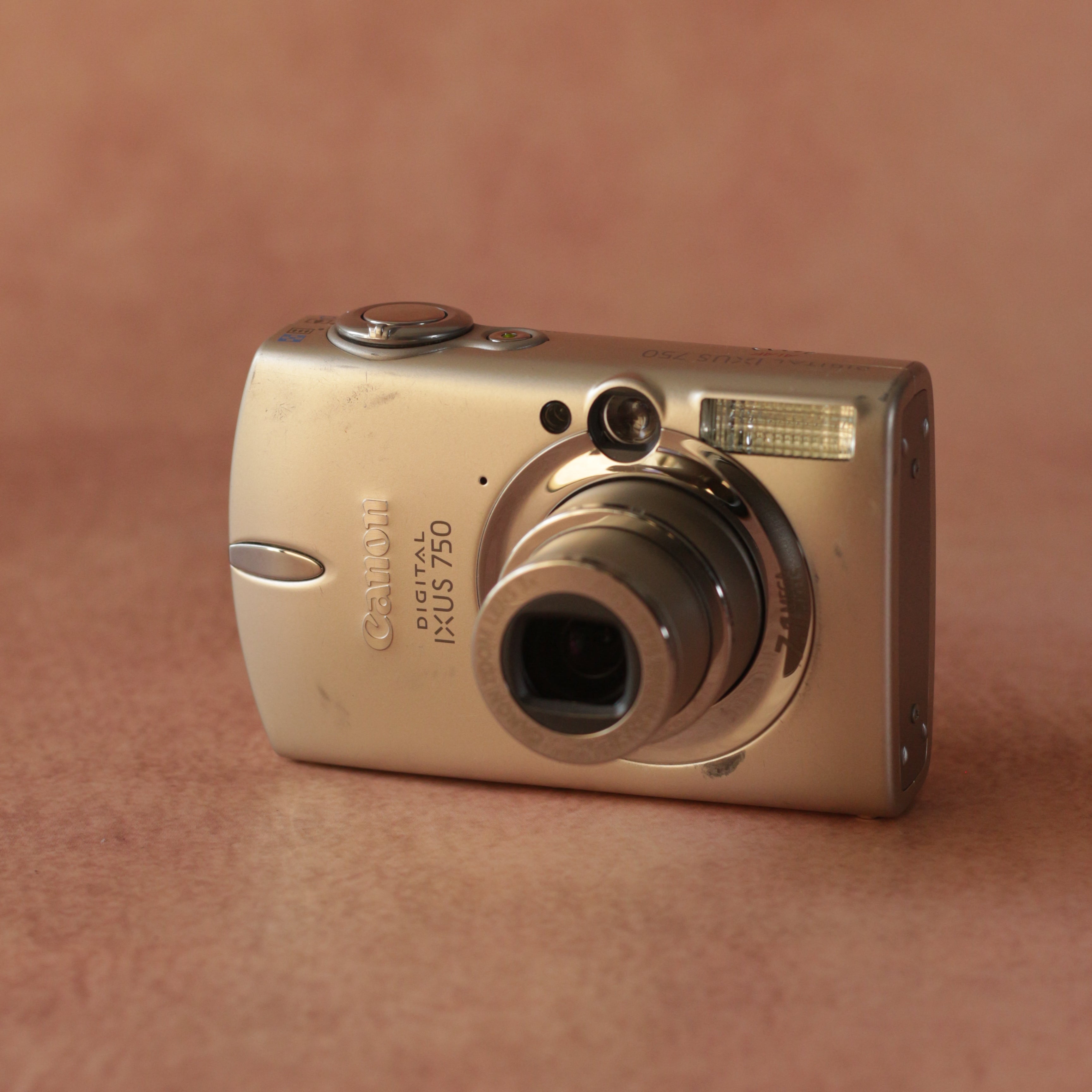 Canon IXUS 750